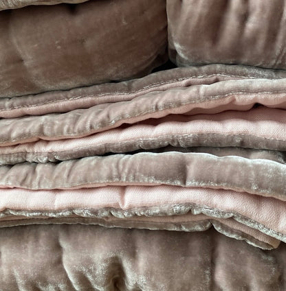 Plaid / Sengetæppe i silkevelour, Rosa Beige